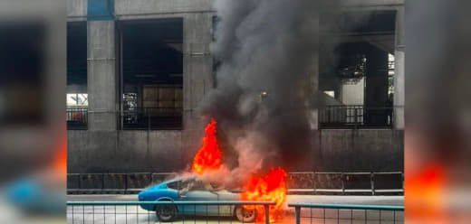 菲律宾议员古董跑车行驶途中着火烧成废铁