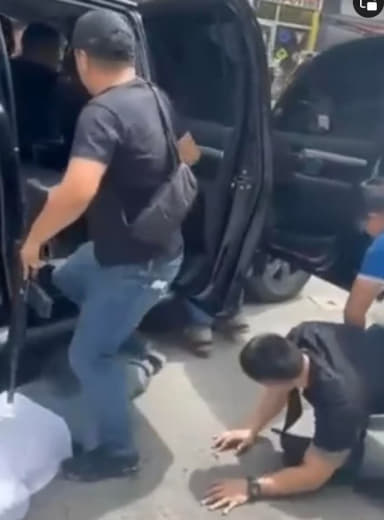 菲律宾国家警察周三对甲美地省(Cavite)Bacoor市逮捕了两名警...