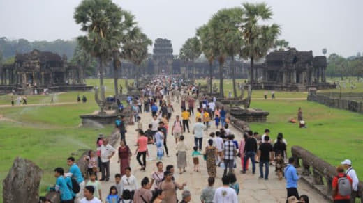 柬埔寨旅游业内人士认为，柬埔寨应效仿邻国出台免签政策吸引国际游客来柬旅...