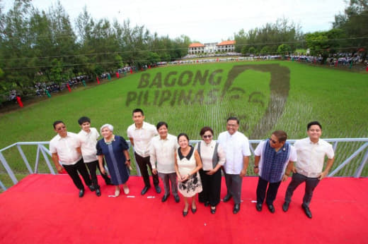 当地时间9月23日，菲律宾总统小马科斯表达了对早期稻谷收成将有助于降低...