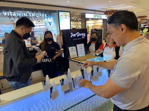 菲律宾厘务局(BIR)近日对知名香水品牌展开行动，从全国各商场和零售店...