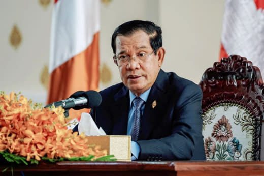 柬埔寨国王最高顾问委员会主席、执政人民党主席洪森亲王祝贺制衣、制鞋和箱...