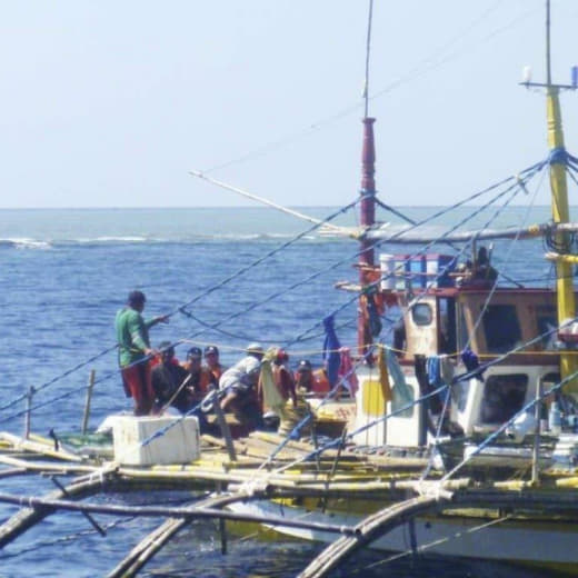 菲律宾海岸警卫队周三报告称，一艘“以马绍尔群岛国旗注册”的原油油轮在黄...