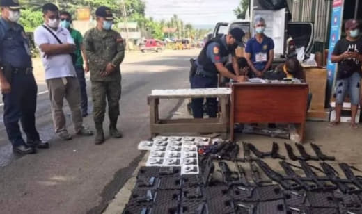 菲律宾警方逮捕两名男子并查获60多支手枪