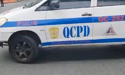菲律宾奎松市(QuezonCity)一名警察将警车横停在联邦大道(Co...