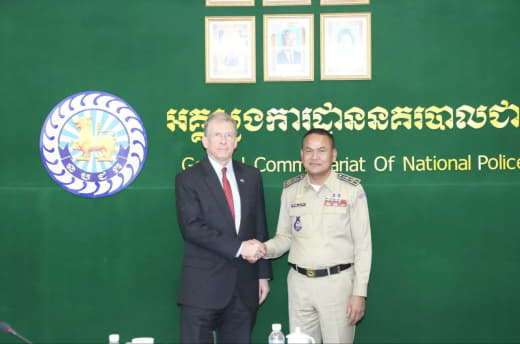 本月5日，柬埔寨国家警察总署总监苏通会见美国驻柬大使帕特里克墨菲一行举...
