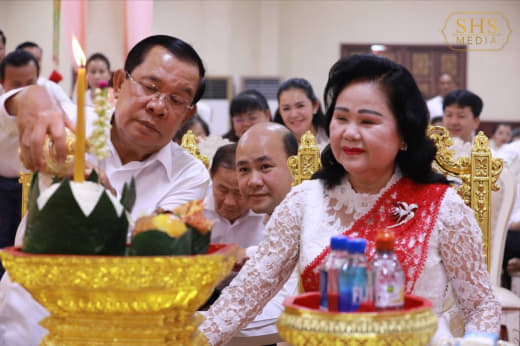 8日上午，柬埔寨前总理洪森亲王及夫人文拉妮亲王前往金边莫尼沙万寺（又称...