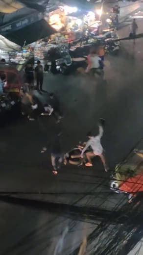 金边闹市区可怕一幕，超10名男子围殴路人