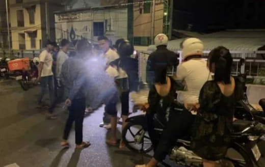 据柬媒消息，7月18日凌晨2时20分，金边市棉芷区一名男子遭5名飞车党...