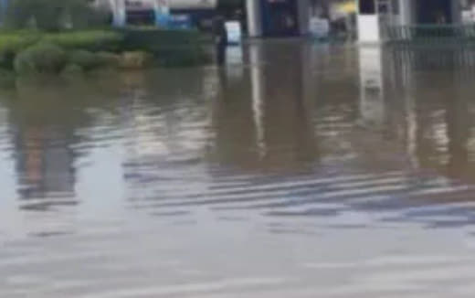 据柬媒报道，10月15日早，实居省3号公路受大雨影响，部分路段包括45...