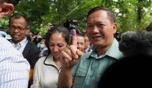 7月23日8时左右，柬埔寨洪森总理长子洪玛内前往金边堆谷区小学投票。