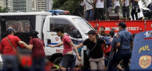 当地时间7月23日，菲律宾马尼拉警方阻止了在美国驻马尼拉大使馆前示威的...
