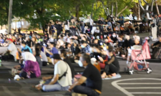 据泰媒报道，7月26日晚，泰国法政大学的学生组织了集会，要求将权力归还...