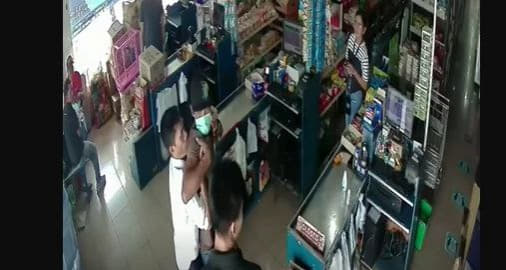 菲律宾巴科洛德市(Bacolod)一名男子在超市偷窃酒精饮料及洗发水后...