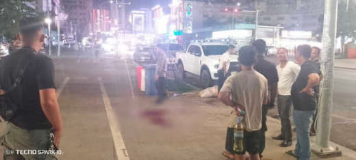 昨晚，一名美籍华人男子在西港某赌场门前被另外两名中国男子持刀捅伤，在被...