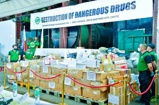 菲律宾缉毒署周五在甲美地省(Cavite)销毁总计一吨的毒品及制毒原料...