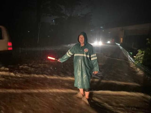 据柬媒消息，7月28日晚上9点，西港磅西拉县迎来一场大雨，导致与实居省...