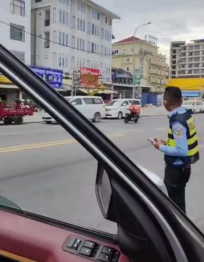 读者爆料：今天下午，开车在西港独立大道被两个交警拦住了，问我要驾照。我...