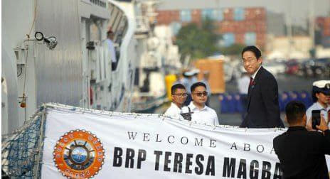 日本首相访问菲海警总部登上海警船舰