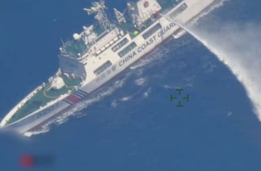 中国海警朝菲律宾船只发射高压水枪菲方强烈谴责