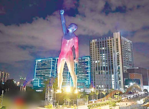 一座屹立在大马尼拉地区巴石市和奎松市交界处的新雕塑，成为世界最高的公共...