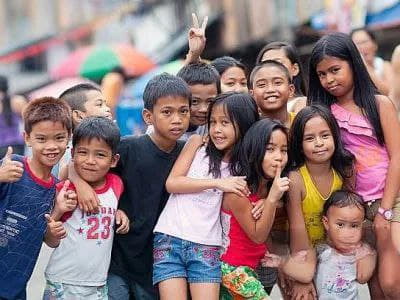在考虑生育更多孩子时，菲律宾财政部长本杰明·迪奥克诺(Benjamin...
