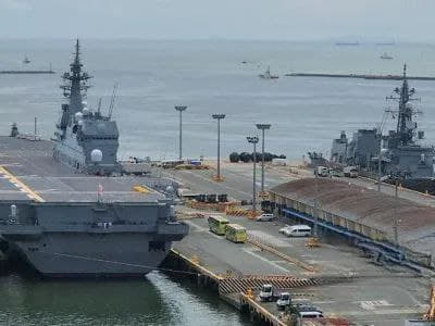 当地时间8月25日，两艘日本海军舰艇抵达马尼拉港口，并将参加由日本、菲...