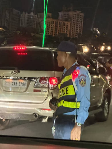 网友爆料：今天晚上，开车从西港DV那条路被两个交警拦住了，问我要驾照。...
