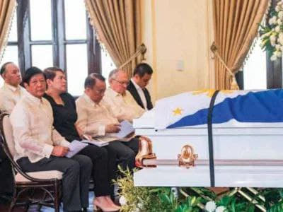 菲律宾总统马科斯8月28日哀悼移民工人部长苏珊胡柏礼，他在念悼词时流泪...