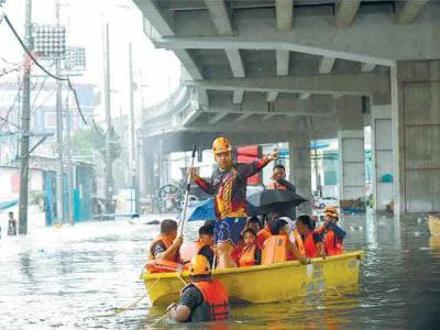 菲律宾国家气象局8月31日建议吕宋地区居民为强降雨和可能发生的洪水和山...