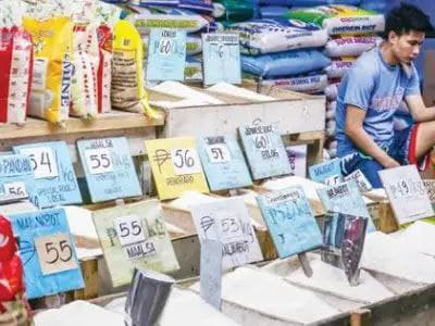 一名商贩昨日在计顺市的菜市场上卖大米。大米价格在过去几周内急剧上涨，大...