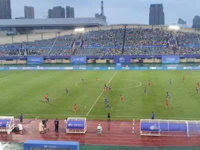 9月22日，杭州第19届亚运会足球女子E组第一轮比赛22日在温州体育中...