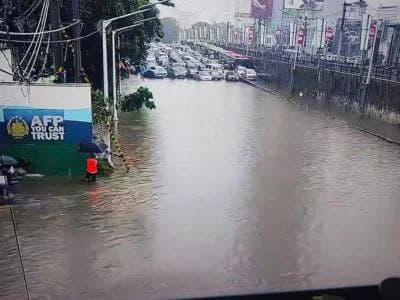 菲律宾首都区周六上午的强降雨导致多条主干道严重积水，部分道路甚至无法被...