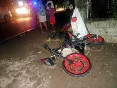 在菲律宾Roxas,Isabela，两名学生因摩托车与钢铁护栏相撞而不...