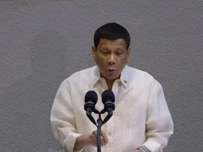 菲律宾参议员黎拉罗萨10月1日称，他们的圈内人还没有讨论前总统杜特尔特...