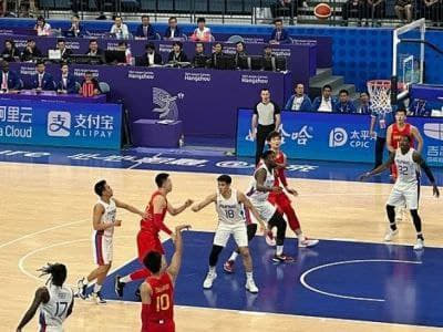 4日晚，杭州亚运会五人制男篮比赛结束了半决赛的争夺。中国队76:77不...