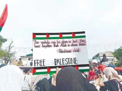 上千民众10月16日聚集在菲律宾南部地区，抗议以色列对加沙地带采取的轰...