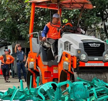 菲律宾贸工部销毁劣质塑料桌椅