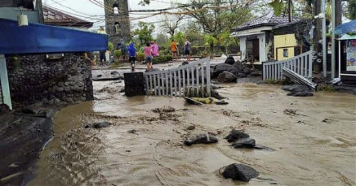 菲律宾面临两台风“合并”侵袭