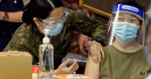 菲律宾医护人员开始接种新冠疫苗加强针，老年人月底开始
