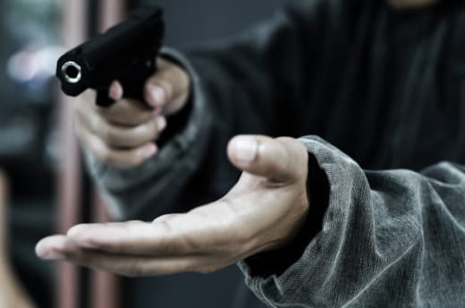 菲律宾一男子使用仿真枪抢劫便利店被捕