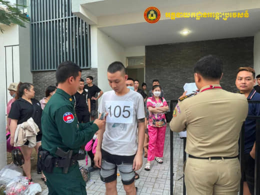 今天上午，柬埔寨移民局将257名涉嫌电信诈骗犯罪的越南人通过巴域口岸驱...