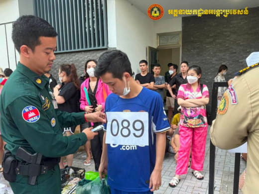 今天上午，柬埔寨移民局将257名涉嫌电信诈骗犯罪的越南人通过巴域口岸驱...