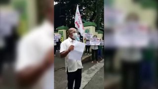菲律宾医护人员在卫生部进行抗议活动