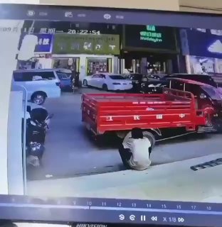 缅甸果敢，具体不详前天的视屏大街上直接推上车绑架。