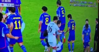 朝鲜一球员抢日本队水喝遭到黄牌警告，赛后还围住了裁判