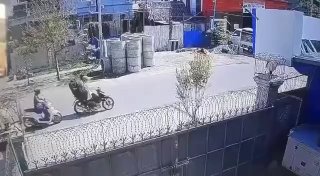 监拍下的一幕：缅甸一名女青年骑着摩托车，当街遭3名歹徒抢劫