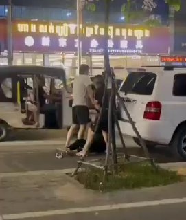 网友投稿：今晚7点左右，西港独立大道上，一名年轻男子当街遭电击，被其余...