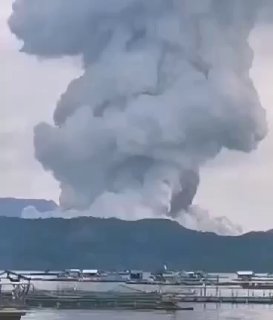 菲律宾八打雁省塔尔火山目前处于一级警戒状态，火山在持续骚乱，持续排放火...