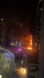 现场视频：昨天迪拜体育城的一栋住宅楼大火烧的很大